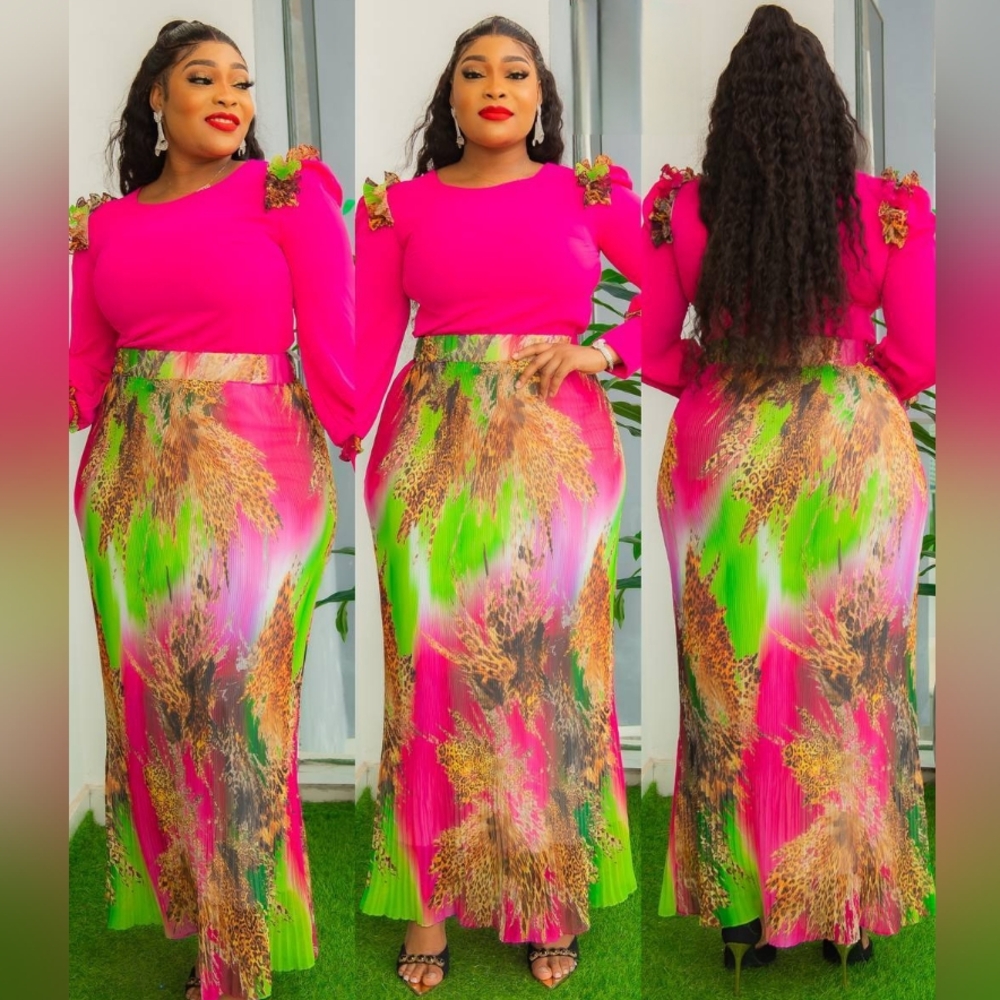 ⚫S005 - NWT GORGEOUS PINK & MULTICOLORED PLEATED SKIRT SET